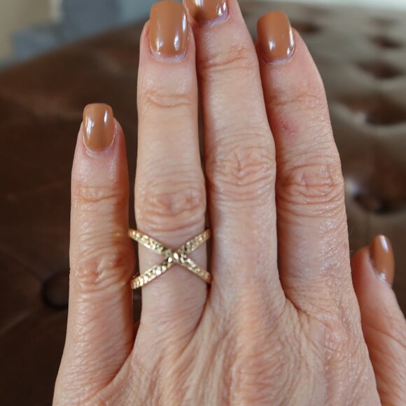 14K yellow gold diamond cut crisscross X ring size 7 ladies super sparkly - Picture 4 of 12